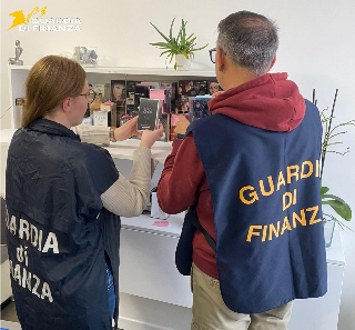 Loreto - Profumi e cosmetici contraffatti per Natale, blitz della Finanza